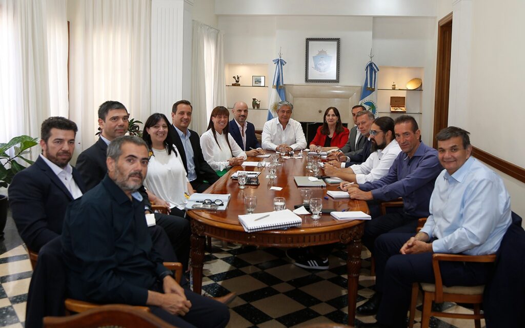 Primera reunión de trabajo entre el gobernador Figueroa y ministros