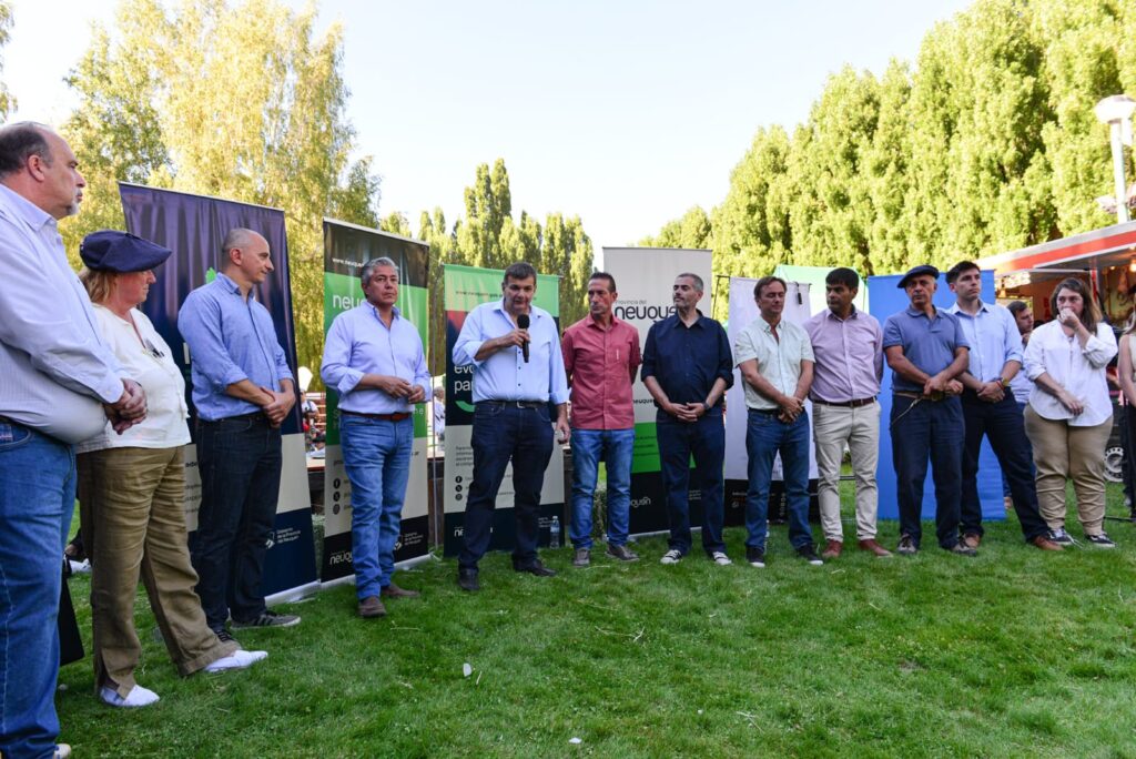 Figueroa entregó más de un millón de dólares en créditos en la Expo Rural