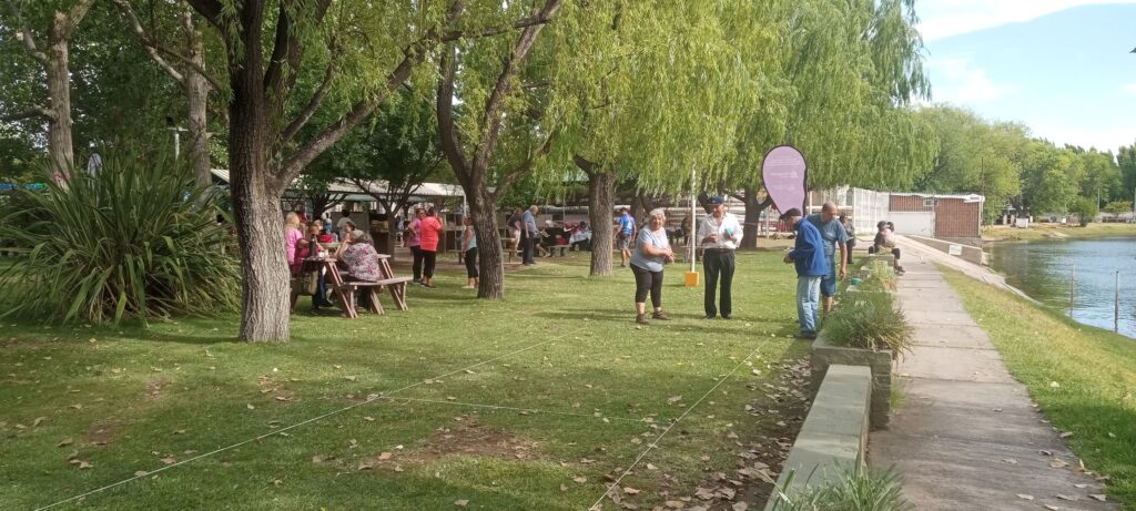 Los adultos mayores disfrutan del verano en la colonia
