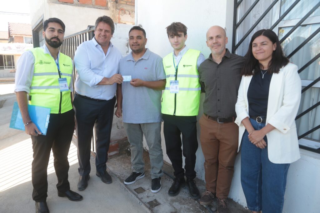 Gaido entregó la primera licencia de conducir exprés a domicilio en Neuquén