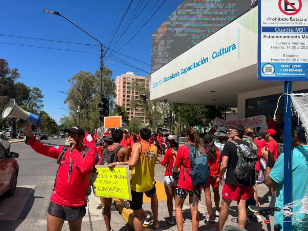 Guardavidas de Neuquén realizaron una protesta frente a la Municipalidad