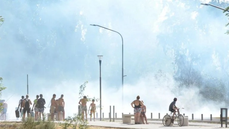 Bomberos controlaron un incendio de cerca del río Limay y evacuaron a bañistas