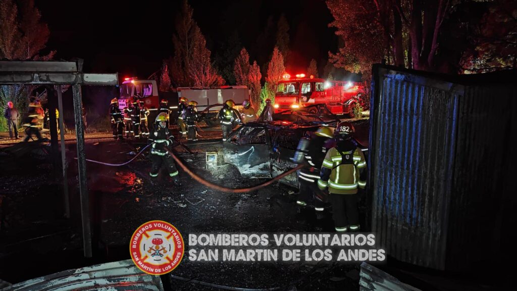 Incendio destruyó un garaje y vehículos en Estancia Chapelco