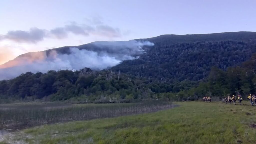El ingreso de fuertes vientos complica el combate del incendio en Los Manzanos
