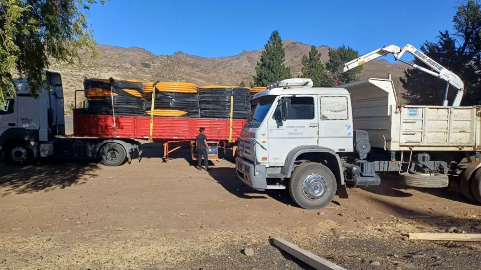 Llegaron los caños para el gas de Los Guañacos y Los Miches