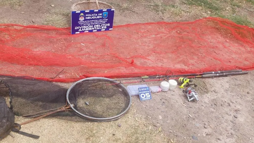 Pescaban con redes en el lago y lo vendían por internet