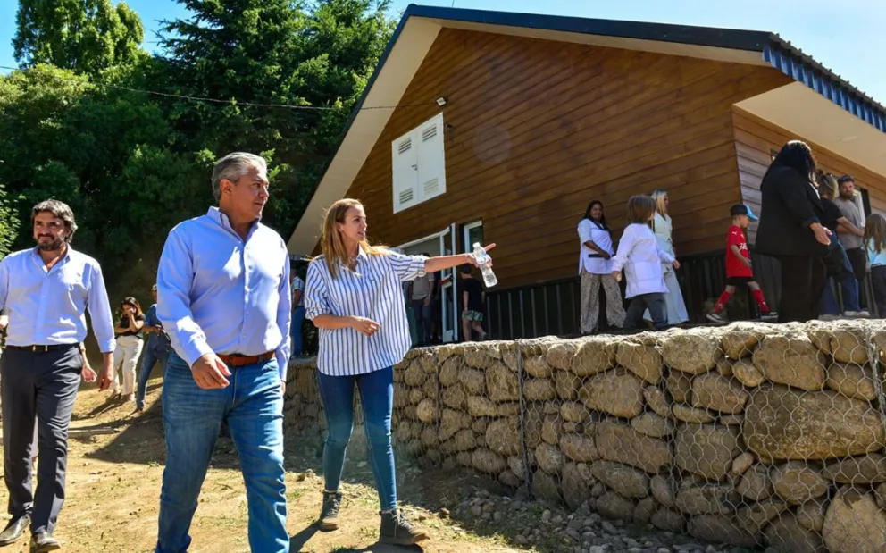 El gobernador inauguró la escuela 116 de Lolog