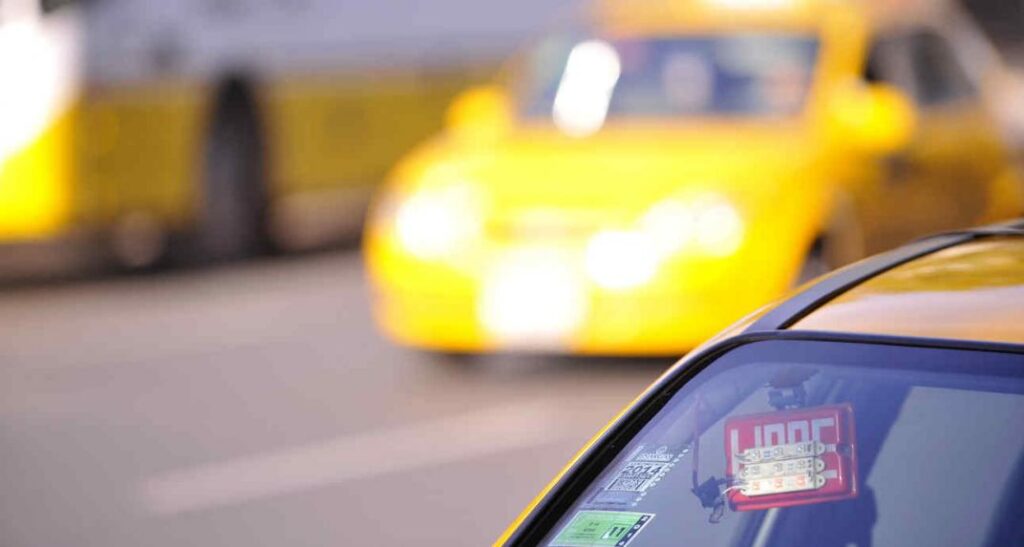 Proponen el uso obligatorio de una app para taxis y remises en la ciudad