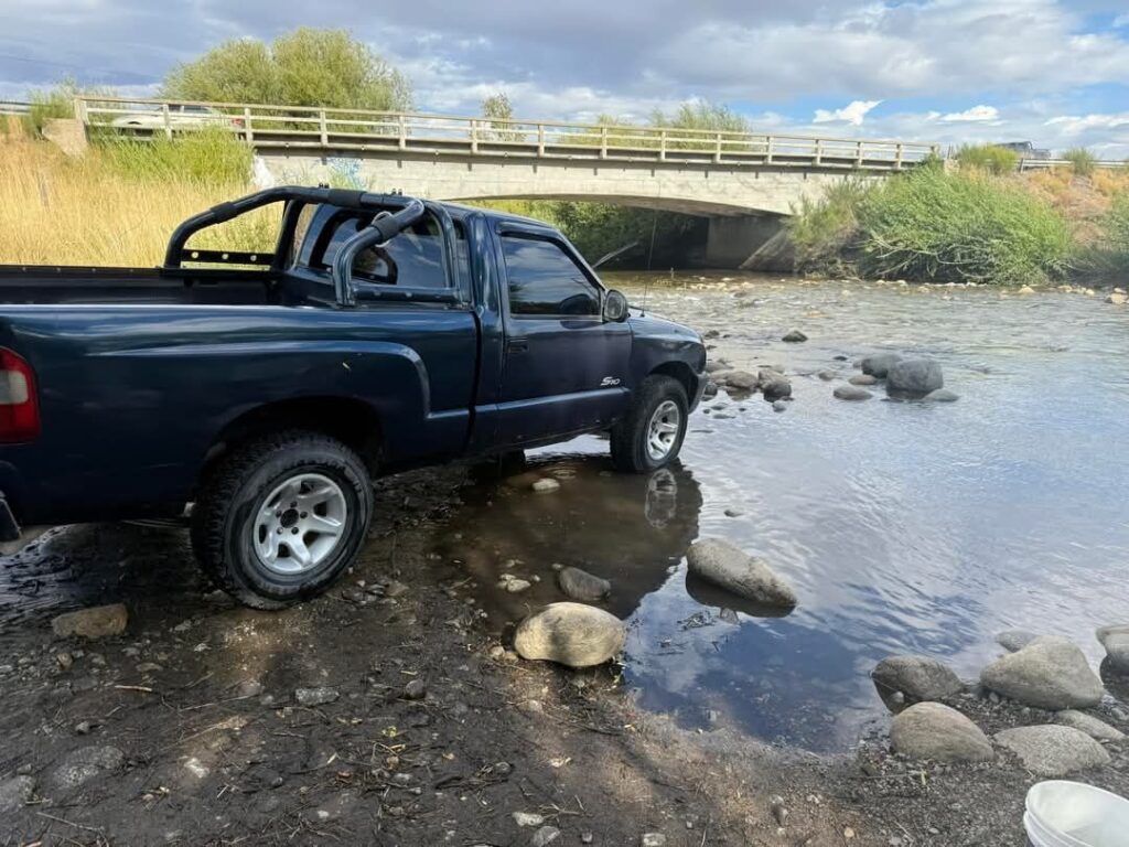 Un turista fue sorprendido lavando su camioneta en el río Curruhué