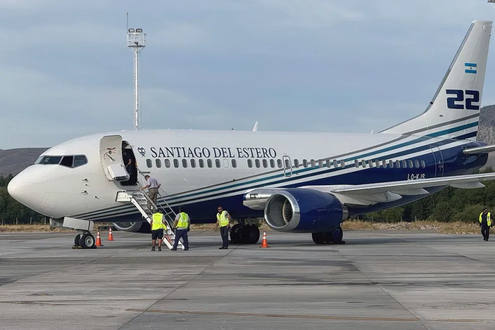 Un Boeing 737 arribó a Neuquén para reforzar la lucha contra los incendios