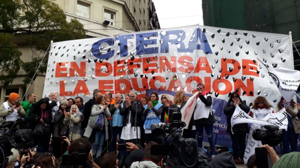 El ciclo lectivo en Argentina inicia junto con un paro nacional
