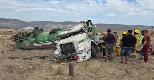 Un camión que transportaba gas butano volcó en la bajada de Collón Cura, sobre la Ruta 237