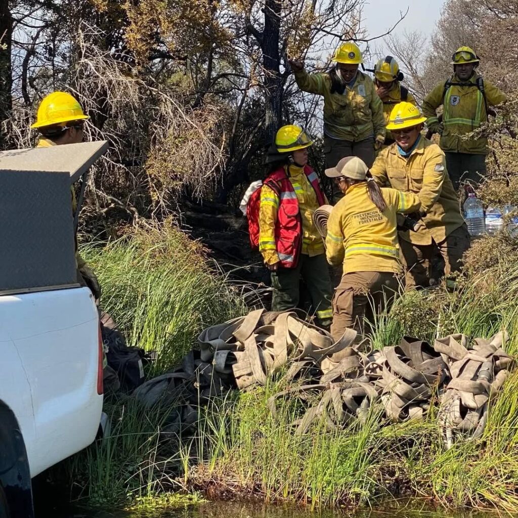 Se movilizaron 57 brigadistas, 3 helicópteros y 2 aviones en alrededores de Aluminé