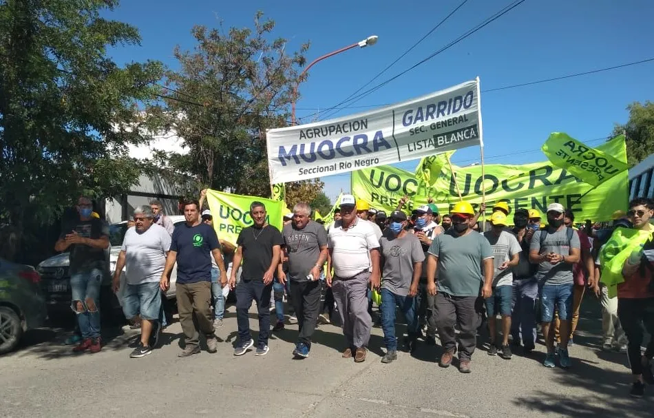 La Uocra marcha a los puentes carreteros, con presencia de Gendarmería