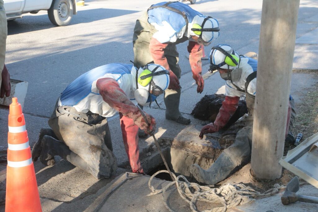 La Municipalidad realiza operativo de limpieza subterránea para desobturar un pluvial