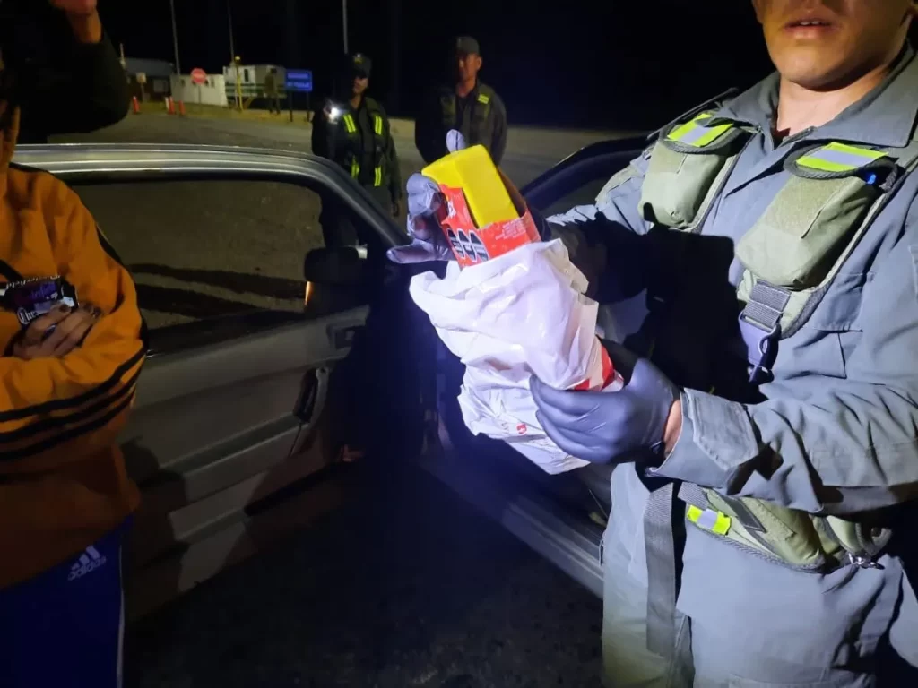 Tres detenidos en Neuquén por llevar cocaína oculta en un paquete de galletitas