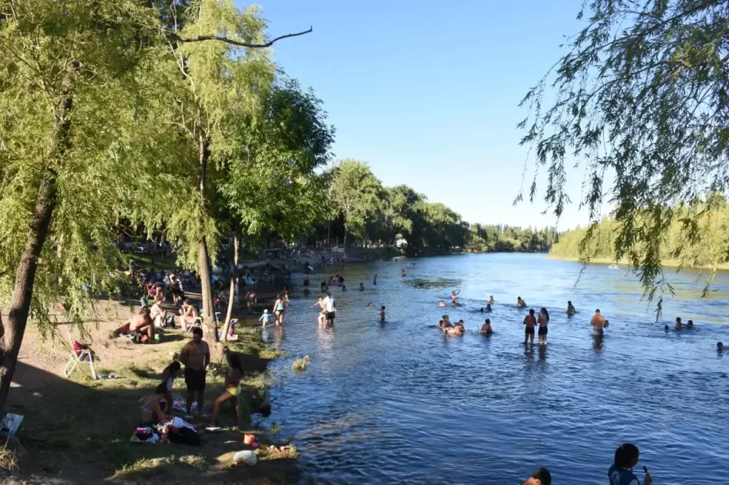 Un hombre y una menor fueron rescatados en el Río Limay en Plottier