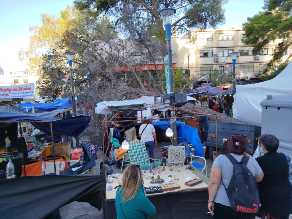 Un árbol se desplomó en la feria del centro de Neuquén a causa de fuertes vientos