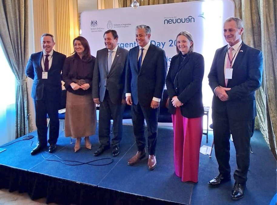 Figueroa expuso ante inversores en Londres y destacó el desarrollo energético