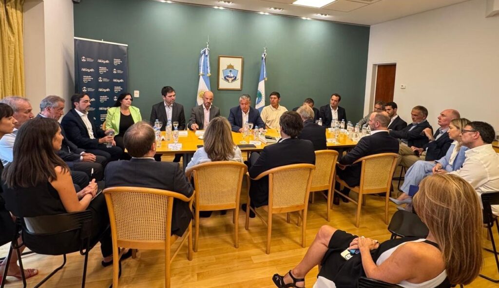 Figueroa firma acuerdos cruciales con operadoras para el desarrollo de la Cuenca Neuquina