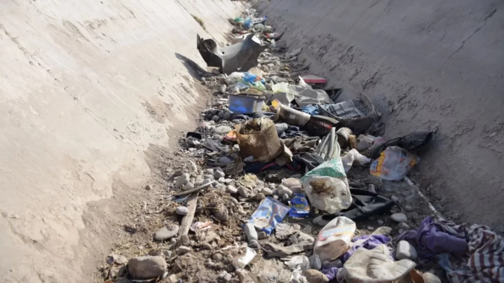 Plásticos, bolsas y neumáticos representan el 70 por ciento de la suciedad en los canales