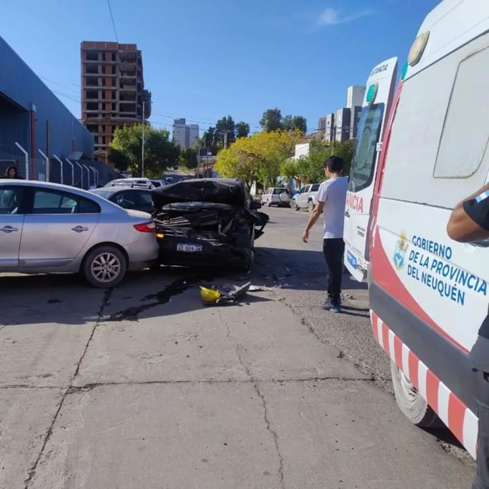 Sin frenos: un camión protagoniza otro choque contra autos estacionados