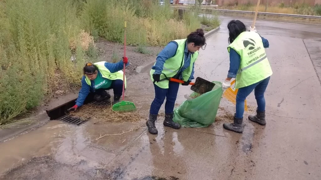 Refuerzan en Neuquén la limpieza de canales y sumideros por las precipitaciones