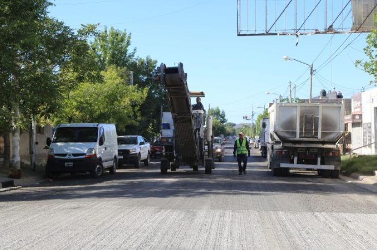 El intendente Gaido recorrió la obra de asfalto de calle Solalique