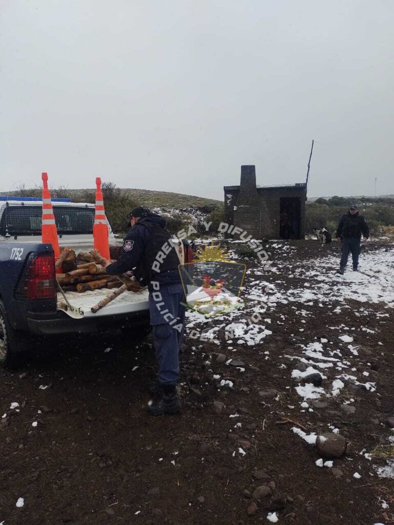 Asisten a los crianceros del norte neuquino afectados por las intensas nevadas