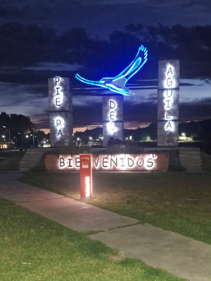 Instalan un nuevo tótem selfie en el portal de ingreso de Piedra del Águila