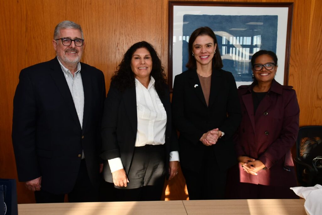 Encuentro entre autoridades locales y funcionaria de la Embajada de EE. UU.