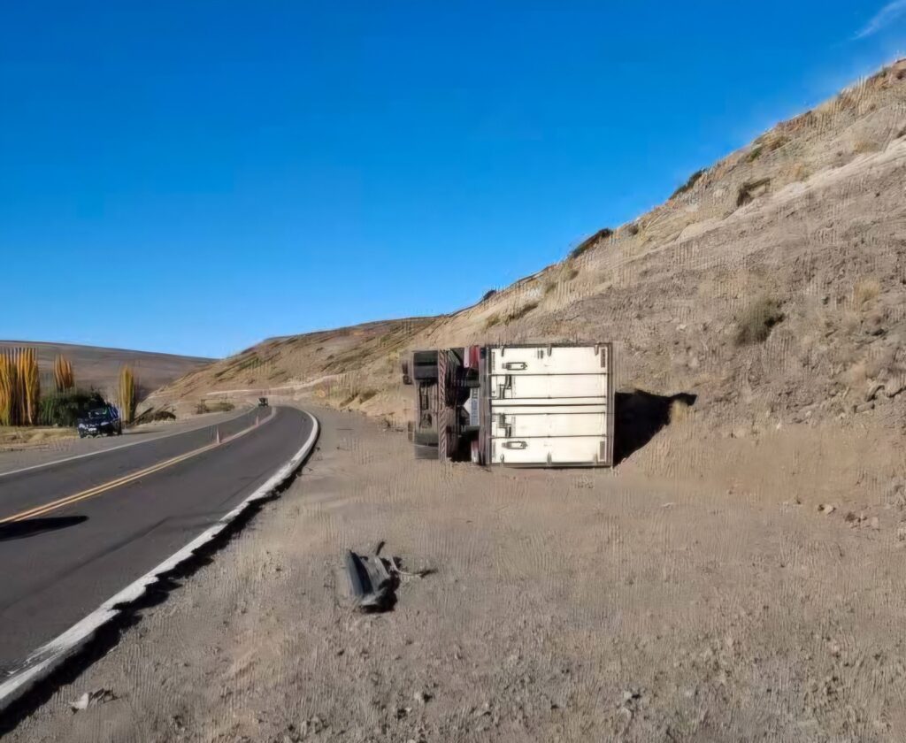 Un camión se despistó y volcó en Las Lajas: el conductor fue derivado al hospital