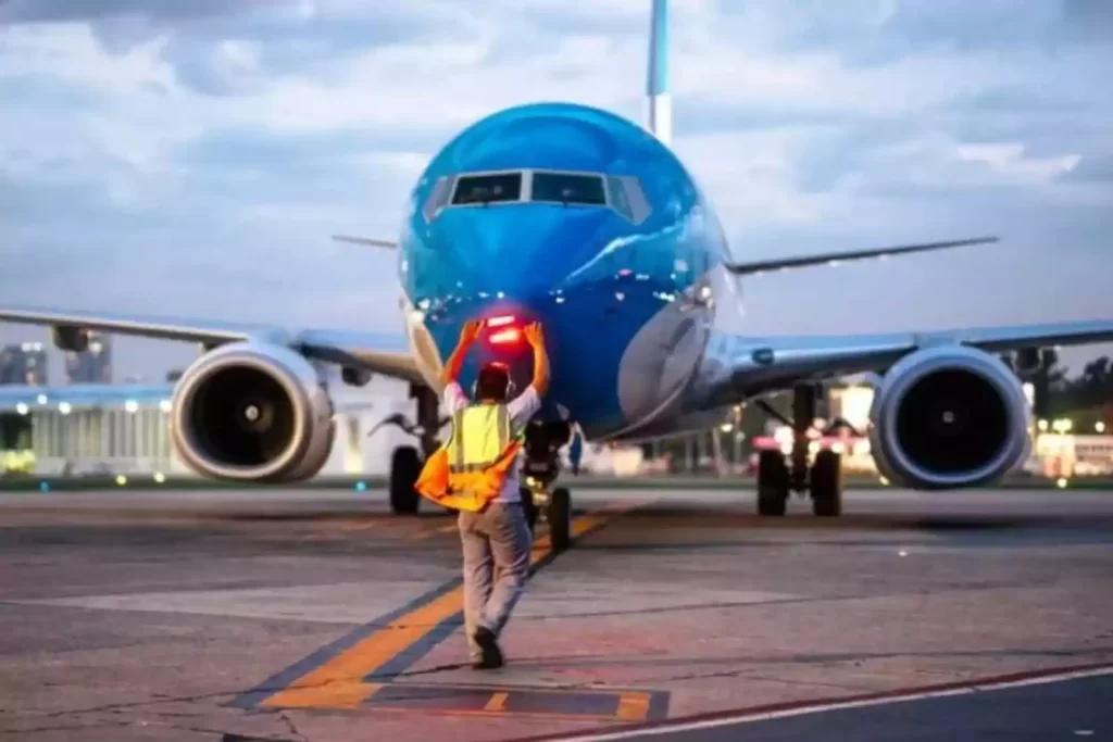 Aerolíneas anuncia reprogramaciones por el paro nacional