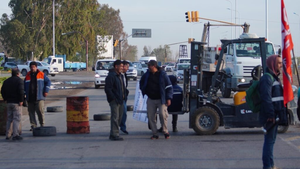 Trabajadores ceramistas bloquean la Ruta 7 entre Centenario y Neuquén