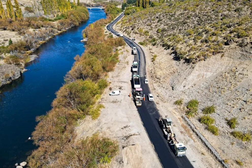 Avanza la repavimentación de la Ruta 23 entre el puente del Rahue y la localidad de Aluminé