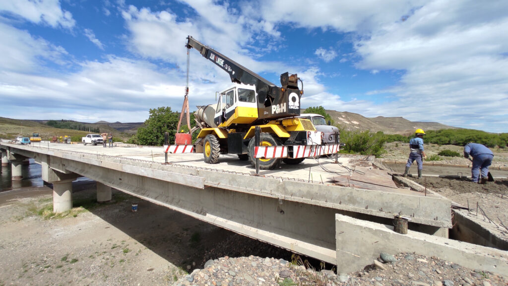 Avances en la edificación del nuevo puente que cruza el río Collón Curá en La Rinconada