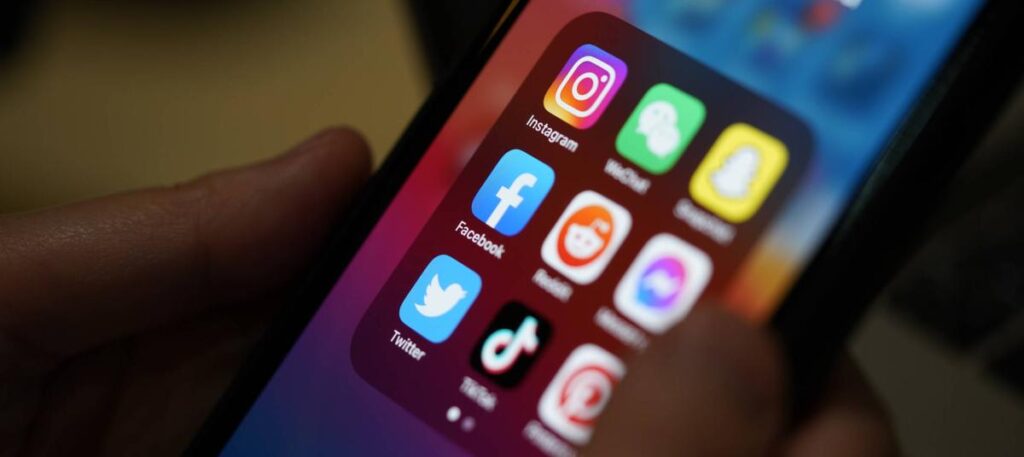 Presentan iniciativa para limitar redes sociales en escuelas