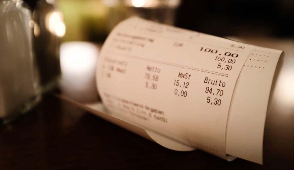 A partir de hoy, los comercios deberán informar los impuestos en los tickets