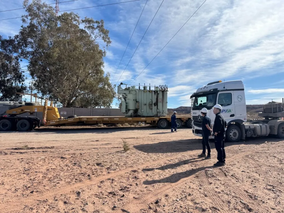 Trasladan transformador para restablecer el servicio en Zapala