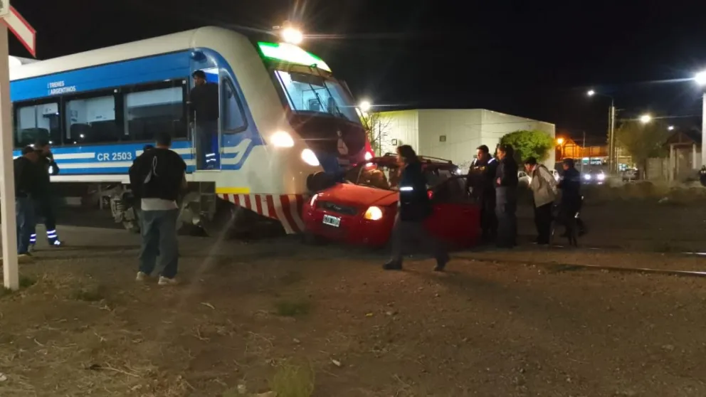 Un auto cruzó con la barrera baja en Plottier y fue alcanzado por el Tren del Valle