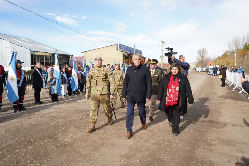 El gobernador destacó obras y becas educativas en su discurso por el 25 de Mayo