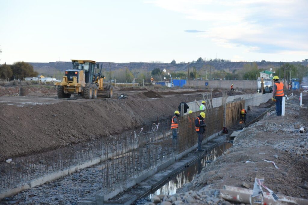 Obra en Crouzeilles incluye pavimento, desagües y colector cloacal