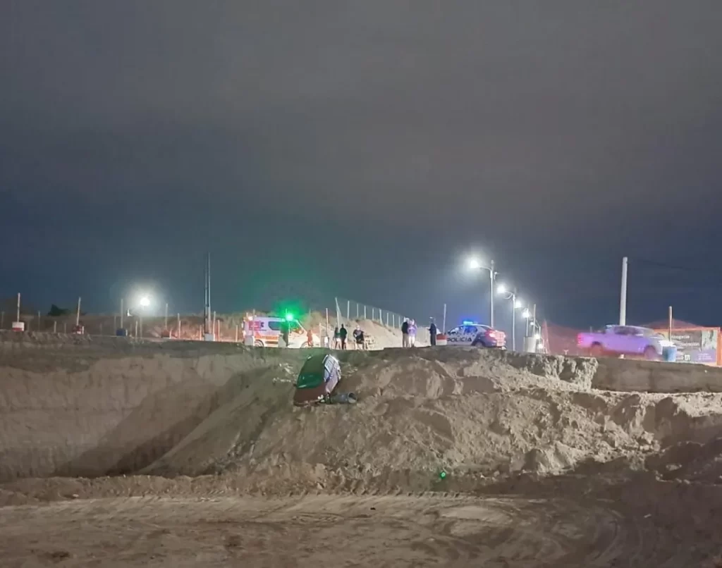 Un auto cayó a un zanjón en una rotonda: rescataron a un hombre y a una niña