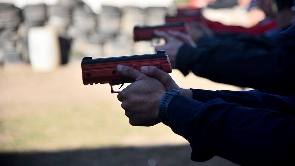 Policías se forman para usar armas no letales en procedimientos de seguridad