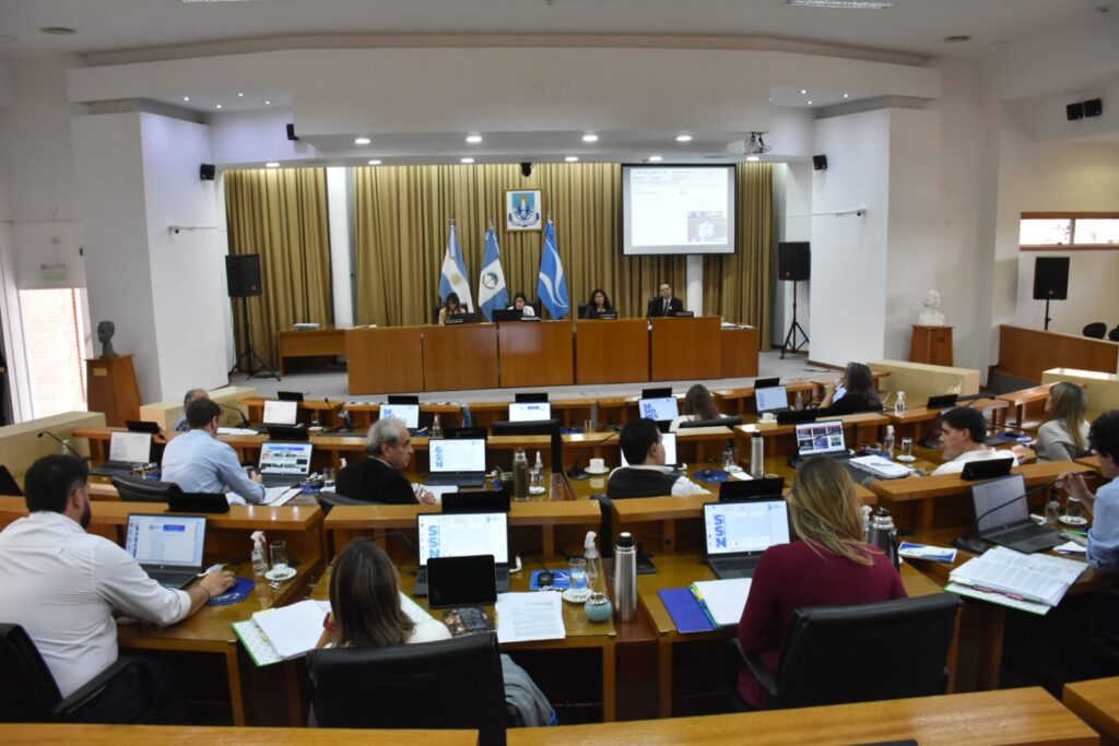 Avanza en comisión un proyecto para adecuar la ordenanza de estacionamientos al auge turístico