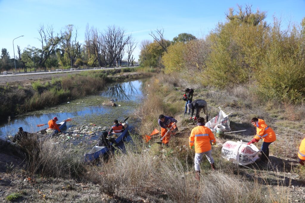 Voluntarios y personal municipal limpiaron un tramo del arroyo Villa María