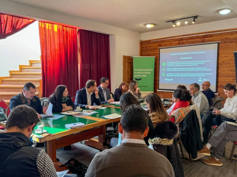 Debate en educación y oportunidades laborales en Villa La Angostura