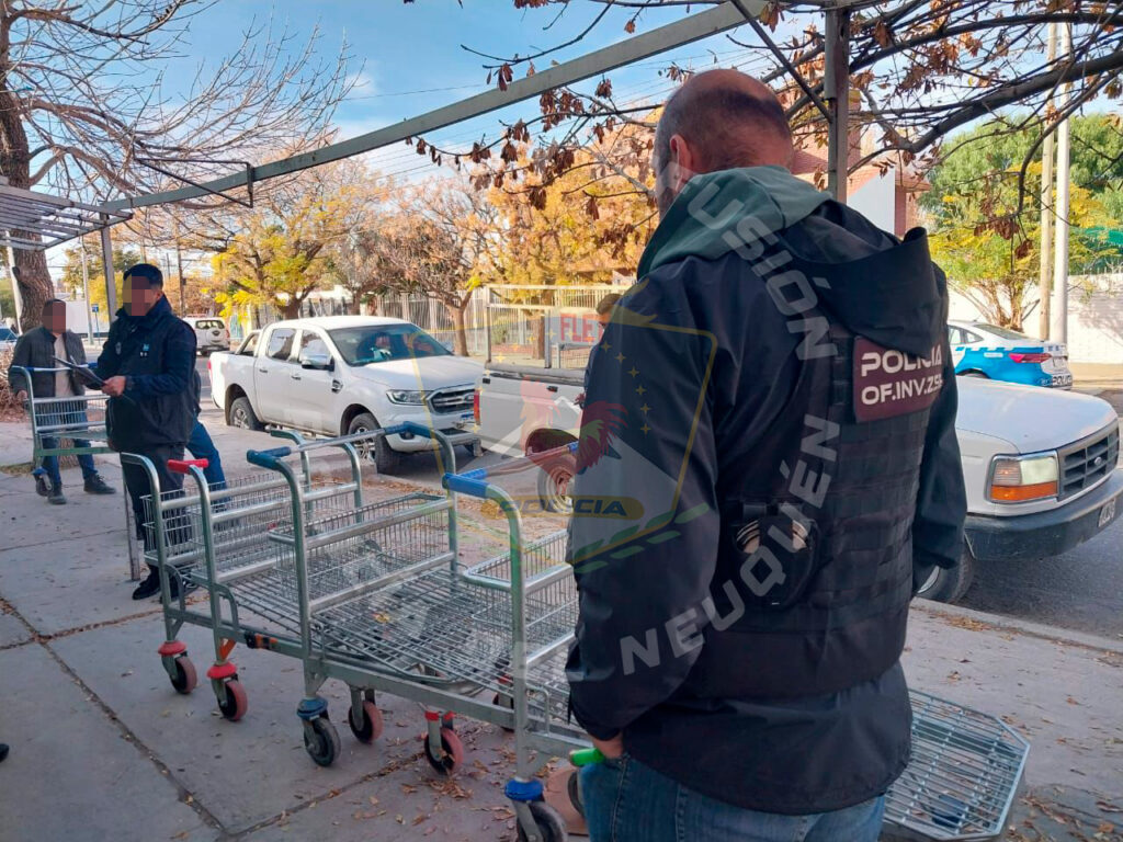 Secuestran ocho carritos robados de un hipermercado neuquino