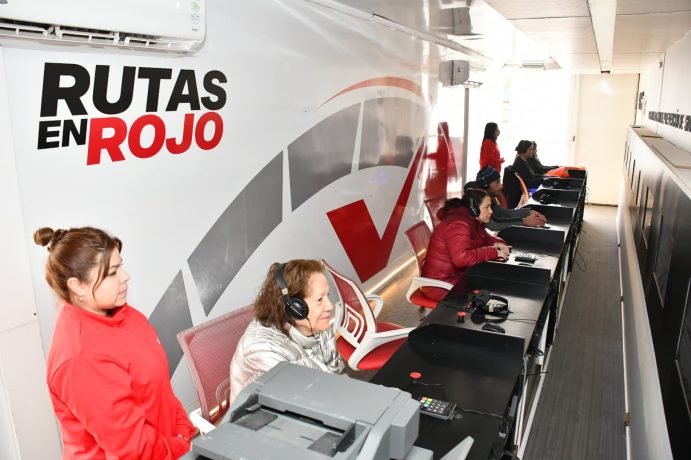 Pruebas de manejo y entrega de chalecos reflectivos en una campaña de seguridad vial