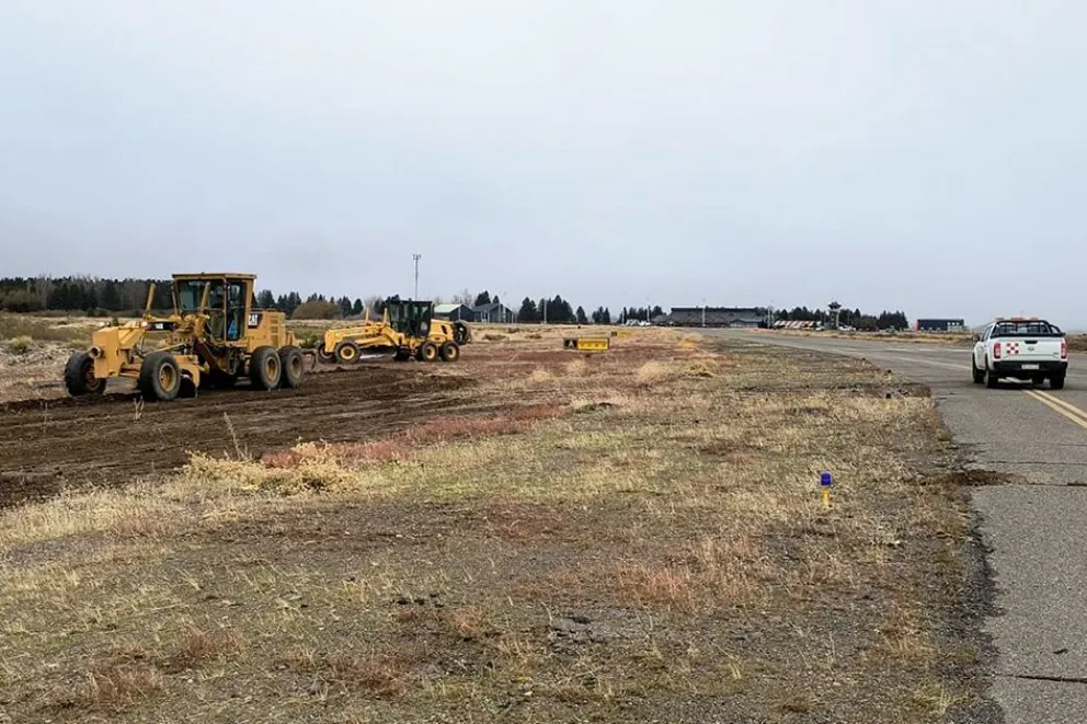Vialidad trabaja en la pista del aeropuerto de Chapelco para garantizar la seguridad aérea